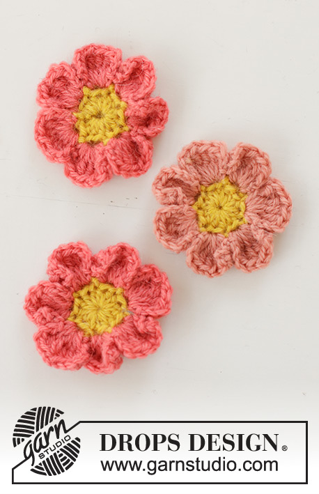 Spring Daisies / DROPS Extra 0-1594 - Gehäkelte Blume in DROPS Alpaca. Die Arbeit wird in Runden ab der Mitte nach außen gehäkelt.