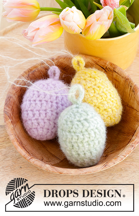 Easter Eggs / DROPS Extra 0-1596 - Velikonoční vajíčko háčkované v kruhových řadách zdola nahoru z příze DROPS Air. Motiv: Velikonoce.
