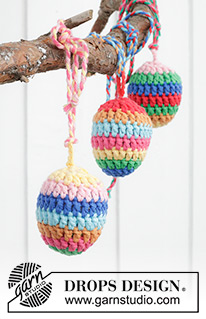 Easter Eggs / DROPS Extra 0-1598 - Virkade påskägg i DROPS Paris. Arbetet virkas runt, nedifrån och upp med ränder. Tema: Påsk.
