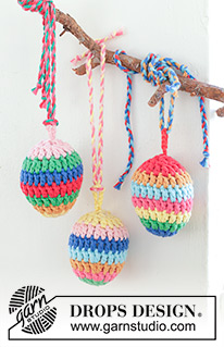 Easter Eggs / DROPS Extra 0-1598 - Virkade påskägg i DROPS Paris. Arbetet virkas runt, nedifrån och upp med ränder. Tema: Påsk.