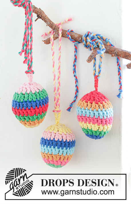 Easter Eggs / DROPS Extra 0-1598 - Virkade påskägg i DROPS Paris. Arbetet virkas runt, nedifrån och upp med ränder. Tema: Påsk.