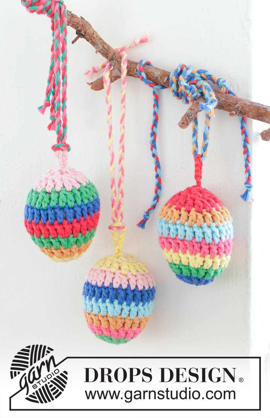 Easter Eggs / DROPS Extra 0-1598 - Virkade påskägg i DROPS Paris. Arbetet virkas runt, nedifrån och upp med ränder. Tema: Påsk.