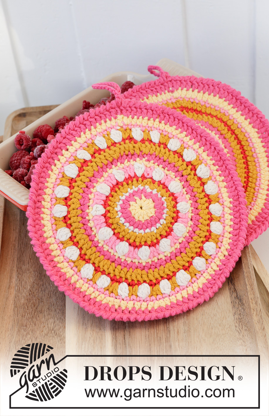 Spring Circle Potholders / DROPS Extra 0-1600 - Gehäkelte Topflappen in DROPS Paris. Die Arbeit wird in Runden ab der Mitte nach außen mit Streifen und Noppen gehäkelt. Thema: Ostern.