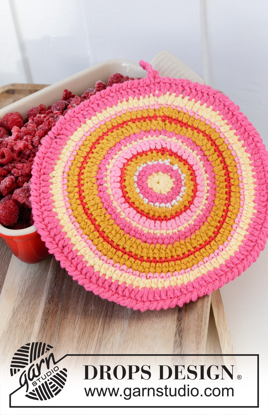 Spring Circle Potholders / DROPS Extra 0-1600 - Gehäkelte Topflappen in DROPS Paris. Die Arbeit wird in Runden ab der Mitte nach außen mit Streifen und Noppen gehäkelt. Thema: Ostern.