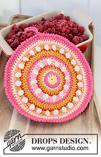 Spring Circle Potholders / DROPS Extra 0-1600 - Gehäkelte Topflappen in DROPS Paris. Die Arbeit wird in Runden ab der Mitte nach außen mit Streifen und Noppen gehäkelt. Thema: Ostern.