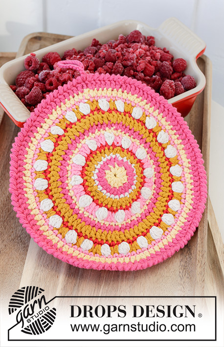 Spring Circle Potholders / DROPS Extra 0-1600 - Gehäkelte Topflappen in DROPS Paris. Die Arbeit wird in Runden ab der Mitte nach außen mit Streifen und Noppen gehäkelt. Thema: Ostern.