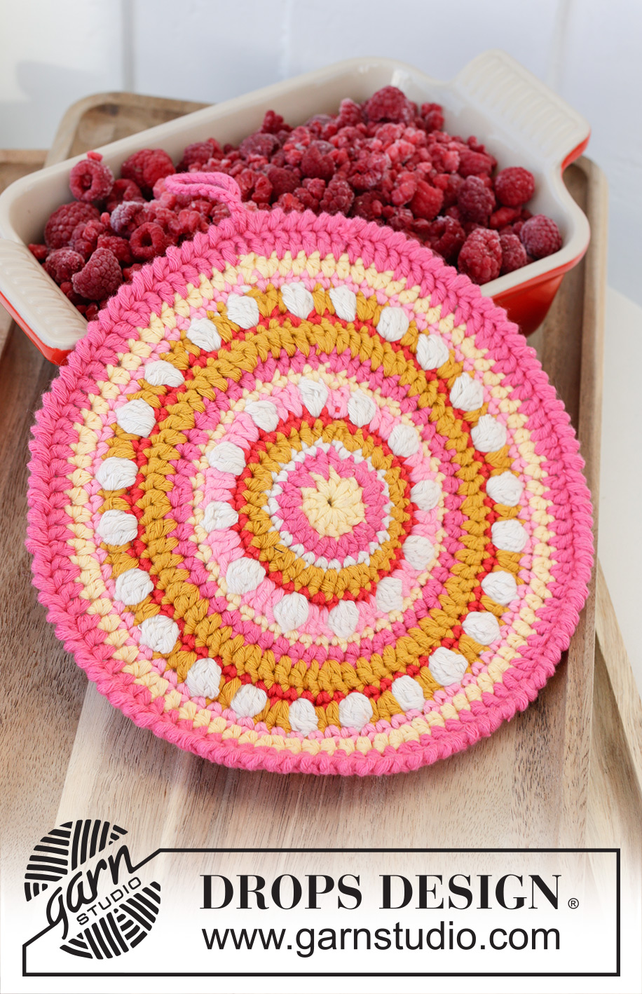 Spring Circle Potholders / DROPS Extra 0-1600 - Gehäkelte Topflappen in DROPS Paris. Die Arbeit wird in Runden ab der Mitte nach außen mit Streifen und Noppen gehäkelt. Thema: Ostern.