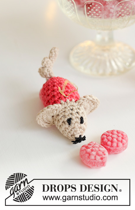 Mistletoe Mice / DROPS Extra 0-1604 - Crocheted mouse/Christmas decoration in DROPS Safran. The piece is worked in the round, from nose to tail. Theme: Christmas.