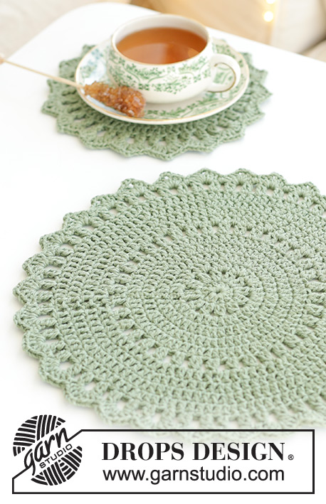 Festive Circles / DROPS Extra 0-1605 - Dessous de verre, sous-assiette et set de table crochetés en DROPS Belle. Thème: Noël.