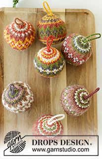 Jolly Holly Days / DROPS Extra 0-1607 - Gebreide ballen in DROPS Lima. Het werk wordt in de rondte gebreid, van onder naar boven, met veelkleurig Scandinavisch patroon. Thema: Kerst.