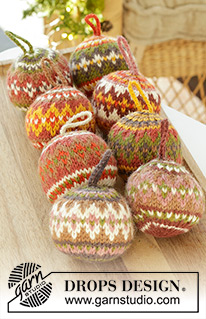 Jolly Holly Days / DROPS Extra 0-1607 - Gebreide ballen in DROPS Lima. Het werk wordt in de rondte gebreid, van onder naar boven, met veelkleurig Scandinavisch patroon. Thema: Kerst.