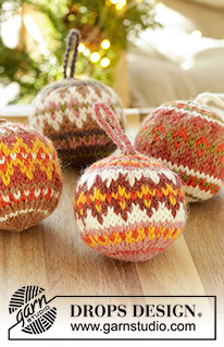 Jolly Holly Days / DROPS Extra 0-1607 - Gebreide ballen in DROPS Lima. Het werk wordt in de rondte gebreid, van onder naar boven, met veelkleurig Scandinavisch patroon. Thema: Kerst.