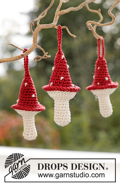 Lucky Mushrooms / DROPS Extra 0-1610 - Crocheted Christmas mushroom in DROPS Muskat. Theme: Christmas.
