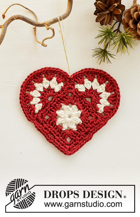 By Heart / DROPS Extra 0-1611 - Ornamento de Natal em forma de coração crochetado em DROPS Muskat. Tema: Natal.