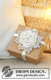 Flower Favors / DROPS Extra 0-1619 - Fiore decorativo lavorato all’uncinetto in DROPS Muskat. Tema: Natale.