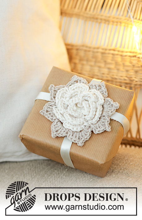 Flower Favors / DROPS Extra 0-1619 - Fiore decorativo lavorato all’uncinetto in DROPS Muskat. Tema: Natale.