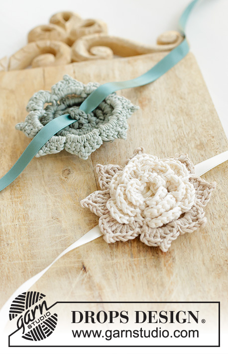 Flower Favors / DROPS Extra 0-1619 - Fiore decorativo lavorato all’uncinetto in DROPS Muskat. Tema: Natale.