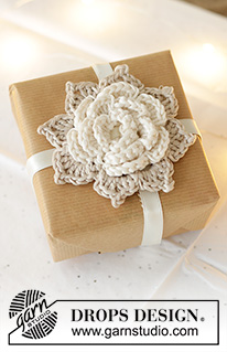 Flower Favors / DROPS Extra 0-1619 - Fiore decorativo lavorato all’uncinetto in DROPS Muskat. Tema: Natale.