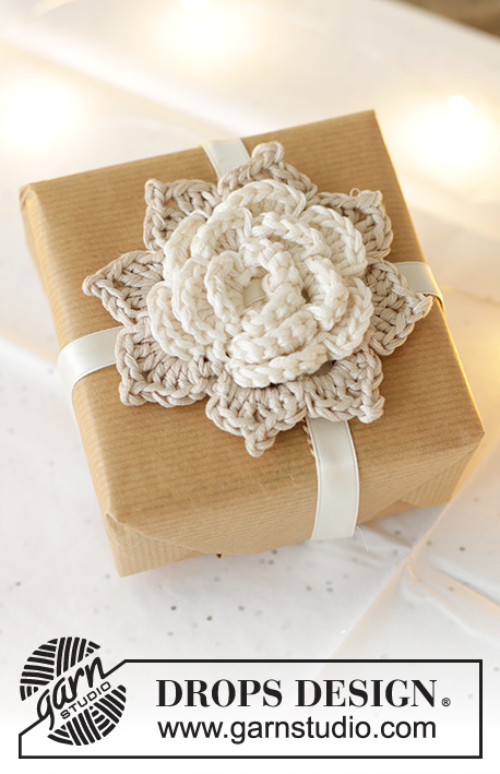Flower Favors / DROPS Extra 0-1619 - Fiore decorativo lavorato all’uncinetto in DROPS Muskat. Tema: Natale.