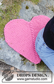 Heart Seatpad / DROPS Extra 0-1620 - Stickat sittunderlag / hjärta i 2 trådar DROPS Snow. Arbetet stickas fram och tillbaka som en dominoruta med halvcirklar på 2 av sidorna. Tema: Valentine.