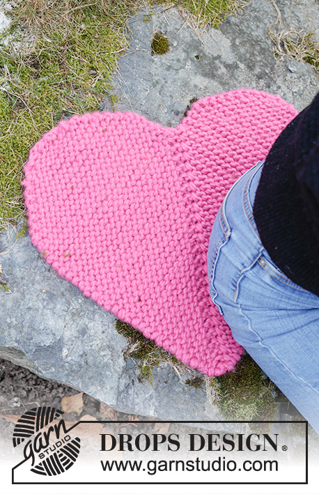 Heart Seatpad / DROPS Extra 0-1620 - Stickat sittunderlag / hjärta i 2 trådar DROPS Snow. Arbetet stickas fram och tillbaka som en dominoruta med halvcirklar på 2 av sidorna. Tema: Valentine.