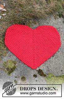 Heart Seatpad / DROPS Extra 0-1620 - Stickat sittunderlag / hjärta i 2 trådar DROPS Snow. Arbetet stickas fram och tillbaka som en dominoruta med halvcirklar på 2 av sidorna. Tema: Valentine.