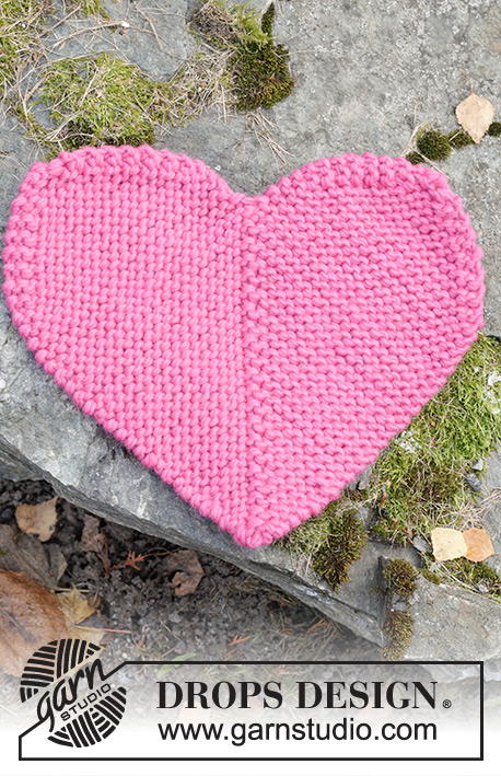 Heart Seatpad / DROPS Extra 0-1621 - Strikket sitteunderlag / hjerte til barn i 2 tråder DROPS Snow. Arbeidet strikkes frem og tilbake som en dominorute med buer på 2 av sidene. Tema: Valentine.