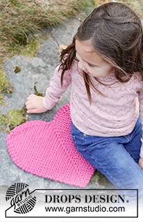 Heart Seatpad / DROPS Extra 0-1621 - Strikket sitteunderlag / hjerte til barn i 2 tråder DROPS Snow. Arbeidet strikkes frem og tilbake som en dominorute med buer på 2 av sidene. Tema: Valentine.