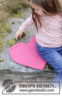 Heart Seatpad / DROPS Extra 0-1621 - Strikket sitteunderlag / hjerte til barn i 2 tråder DROPS Snow. Arbeidet strikkes frem og tilbake som en dominorute med buer på 2 av sidene. Tema: Valentine.