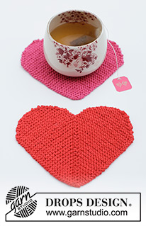 Heart Coasters / DROPS Extra 0-1622 - Prjónuð glasamotta / hjarta úr DROPS Cotton Light. Stykkið er prjónað fram og til baka eins og dominoferningur með hálfum hringjum í 2 hliðum. Þema. Valentínusardagur.