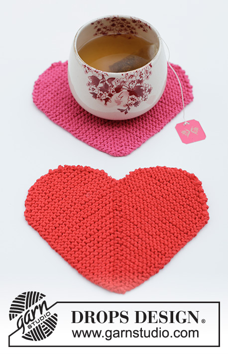 Heart Coasters / DROPS Extra 0-1622 - Prjónuð glasamotta / hjarta úr DROPS Cotton Light. Stykkið er prjónað fram og til baka eins og dominoferningur með hálfum hringjum í 2 hliðum. Þema. Valentínusardagur.