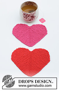 Heart Coasters / DROPS Extra 0-1622 - Prjónuð glasamotta / hjarta úr DROPS Cotton Light. Stykkið er prjónað fram og til baka eins og dominoferningur með hálfum hringjum í 2 hliðum. Þema. Valentínusardagur.