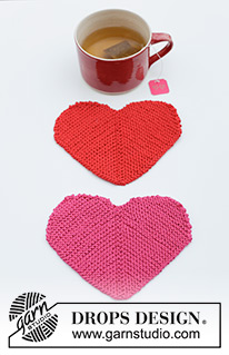 Heart Coasters / DROPS Extra 0-1622 - Prjónuð glasamotta / hjarta úr DROPS Cotton Light. Stykkið er prjónað fram og til baka eins og dominoferningur með hálfum hringjum í 2 hliðum. Þema. Valentínusardagur.