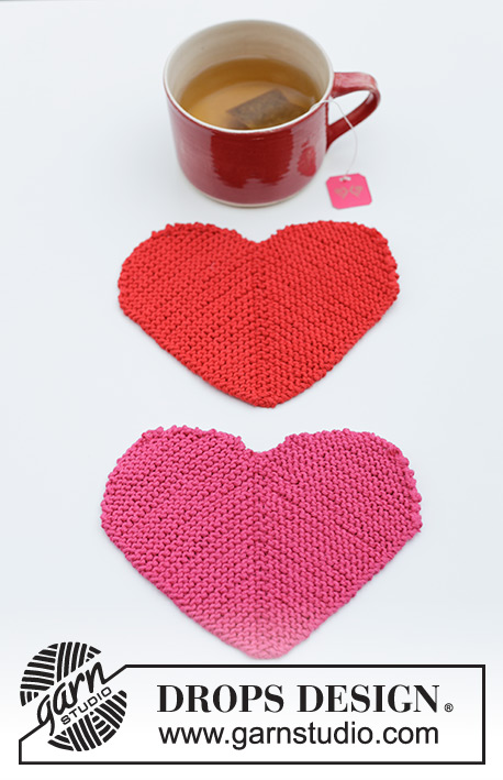 Heart Coasters / DROPS Extra 0-1622 - Prjónuð glasamotta / hjarta úr DROPS Cotton Light. Stykkið er prjónað fram og til baka eins og dominoferningur með hálfum hringjum í 2 hliðum. Þema. Valentínusardagur.