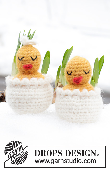 Happy Easter Hatch / DROPS Extra 0-1623 - Velikonoční vajíčko s kuřátkem háčkované z příze DROPS Air. Motiv: Velikonoce.