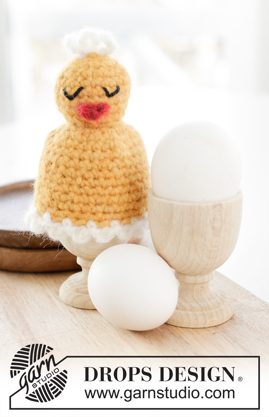 Happy Easter Hatch / DROPS Extra 0-1624 - Porta-uovo con pulcino in DROPS Air. Tema: Pasqua.