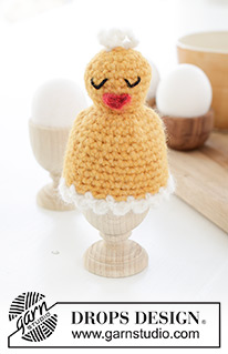 Happy Easter Hatch / DROPS Extra 0-1624 - Porta-uovo con pulcino in DROPS Air. Tema: Pasqua.