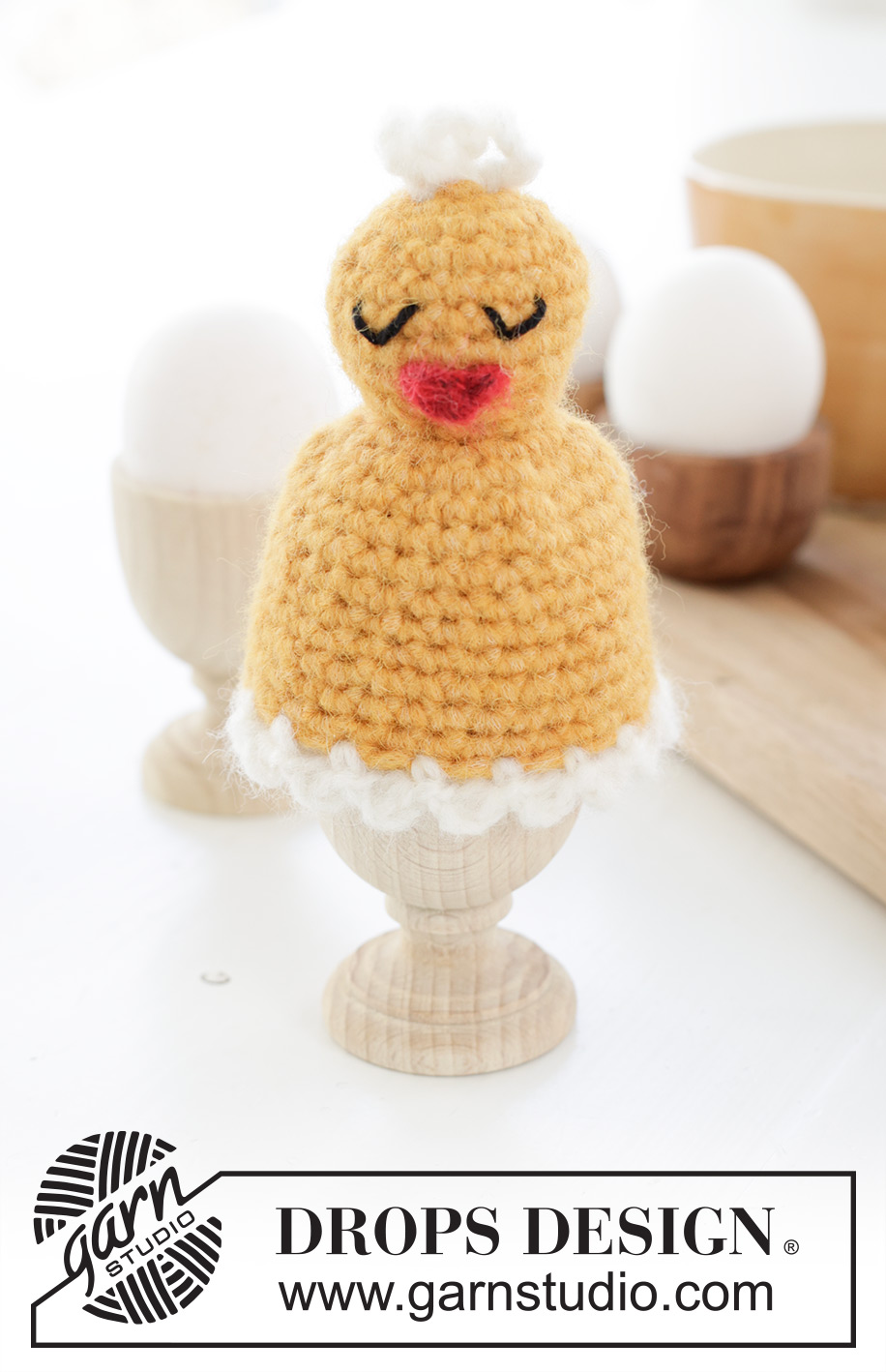 Happy Easter Hatch / DROPS Extra 0-1624 - Porta-uovo con pulcino in DROPS Air. Tema: Pasqua.