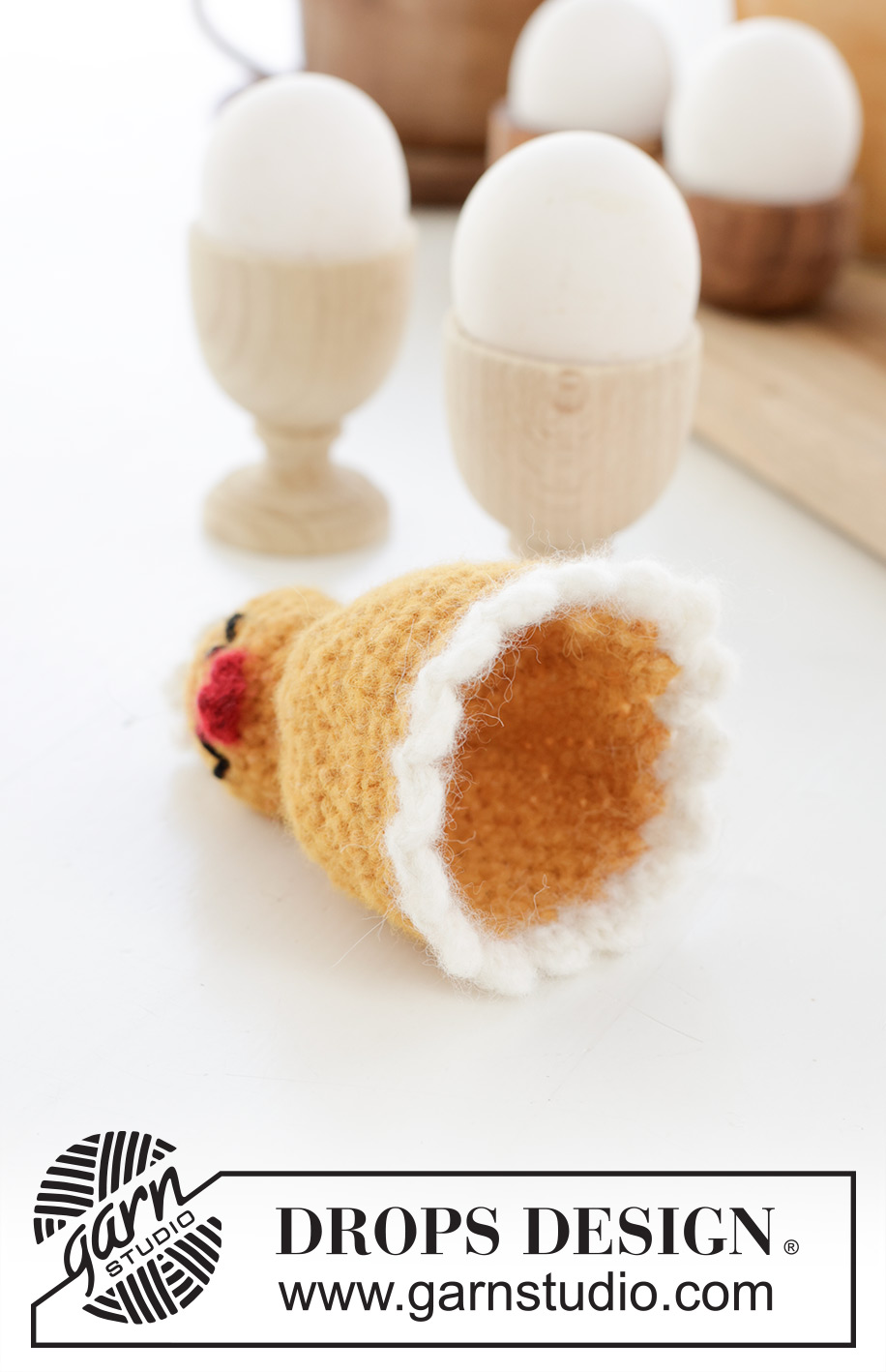 Happy Easter Hatch / DROPS Extra 0-1624 - Porta-uovo con pulcino in DROPS Air. Tema: Pasqua.