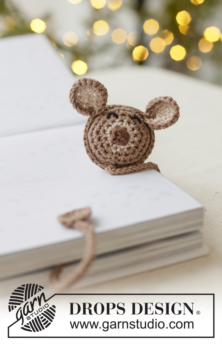 Forest Friends Bookmark / DROPS Extra 0-1626 - Marque-pages crochetés en DROPS Safran. Se crochète en rond à partir du centre pour former un renne et un ours. Thème: Noël.