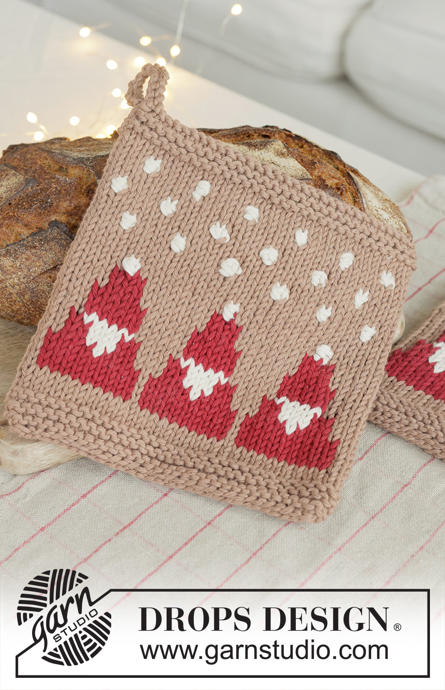 Snowy Claus Potholders / DROPS Extra 0-1627 - Knitted pot holder in DROPS Paris. The piece is worked bottom up with Santas, bobbles and snowflakes. Theme: Christmas.