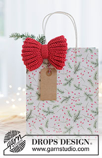 Holly Red Bow / DROPS Extra 0-1628 - Prjónuð slaufa / jólaskraut úr DROPS Cotton Merino. Stykkið er prjónað frá hlið að hlið í klukkuprjóni með i-cord og tvöföldu prjóni. Þema: Jól.