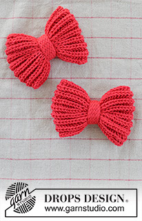 Holly Red Bow / DROPS Extra 0-1628 - Prjónuð slaufa / jólaskraut úr DROPS Cotton Merino. Stykkið er prjónað frá hlið að hlið í klukkuprjóni með i-cord og tvöföldu prjóni. Þema: Jól.