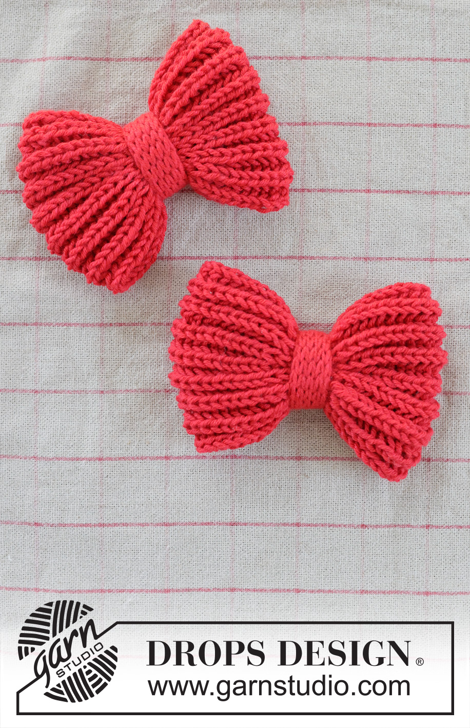 Holly Red Bow / DROPS Extra 0-1628 - Prjónuð slaufa / jólaskraut úr DROPS Cotton Merino. Stykkið er prjónað frá hlið að hlið í klukkuprjóni með i-cord og tvöföldu prjóni. Þema: Jól.