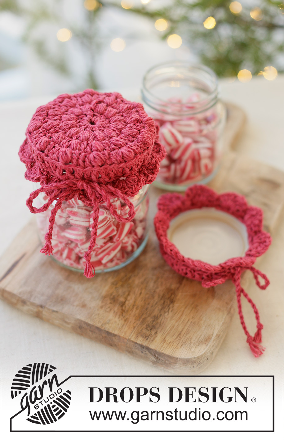 Holiday Jar Keeper / DROPS Extra 0-1629 - Crocheted jam jar cover in DROPS Belle. The piece is worked in the round, middle outwards, with puff-stitches and fan pattern. Theme: Christmas.