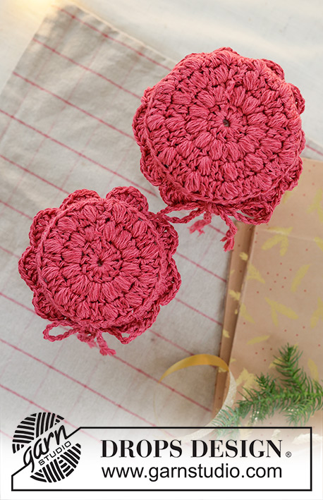 Holiday Jar Keeper / DROPS Extra 0-1629 - Crocheted jam jar cover in DROPS Belle. The piece is worked in the round, middle outwards, with puff-stitches and fan pattern. Theme: Christmas.