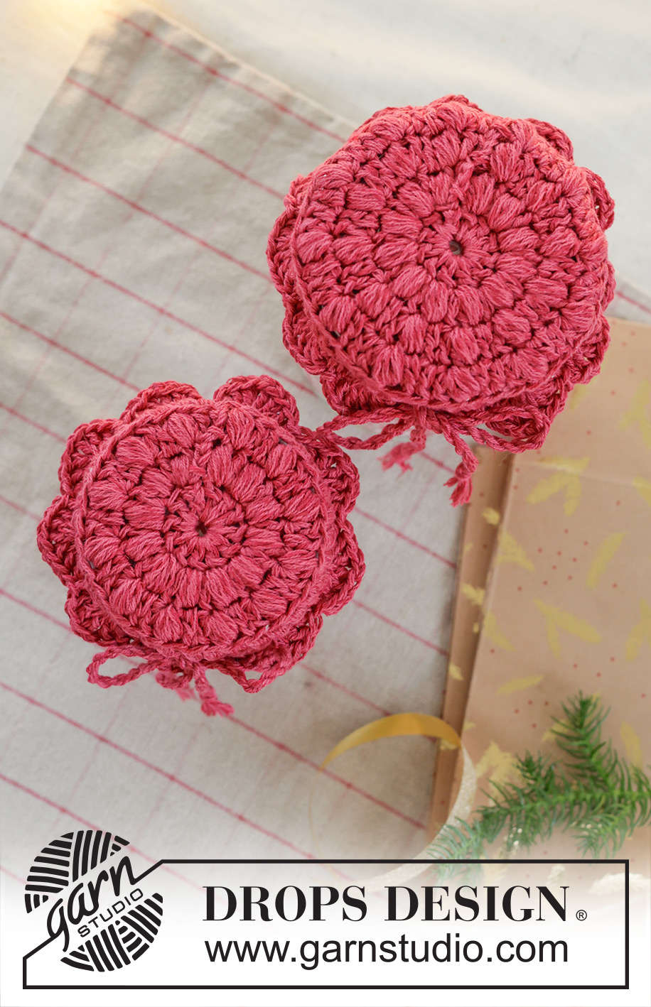 Holiday Jar Keeper / DROPS Extra 0-1629 - Crocheted jam jar cover in DROPS Belle. The piece is worked in the round, middle outwards, with puff-stitches and fan pattern. Theme: Christmas.