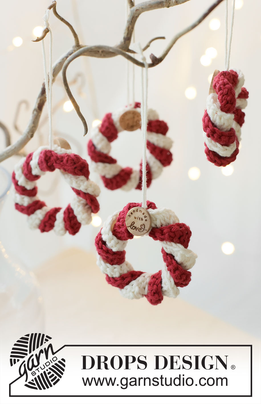 Peppermint Joy / DROPS Extra 0-1630 - Crocheted wreath in DROPS Safran. The piece is worked back and forth with treble crochets. Theme: Christmas.