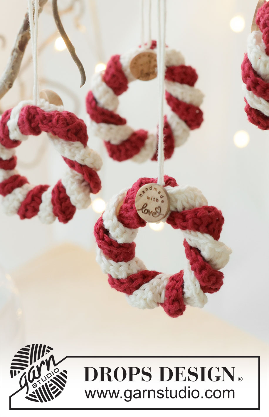Peppermint Joy / DROPS Extra 0-1630 - Crocheted wreath in DROPS Safran. The piece is worked back and forth with treble crochets. Theme: Christmas.