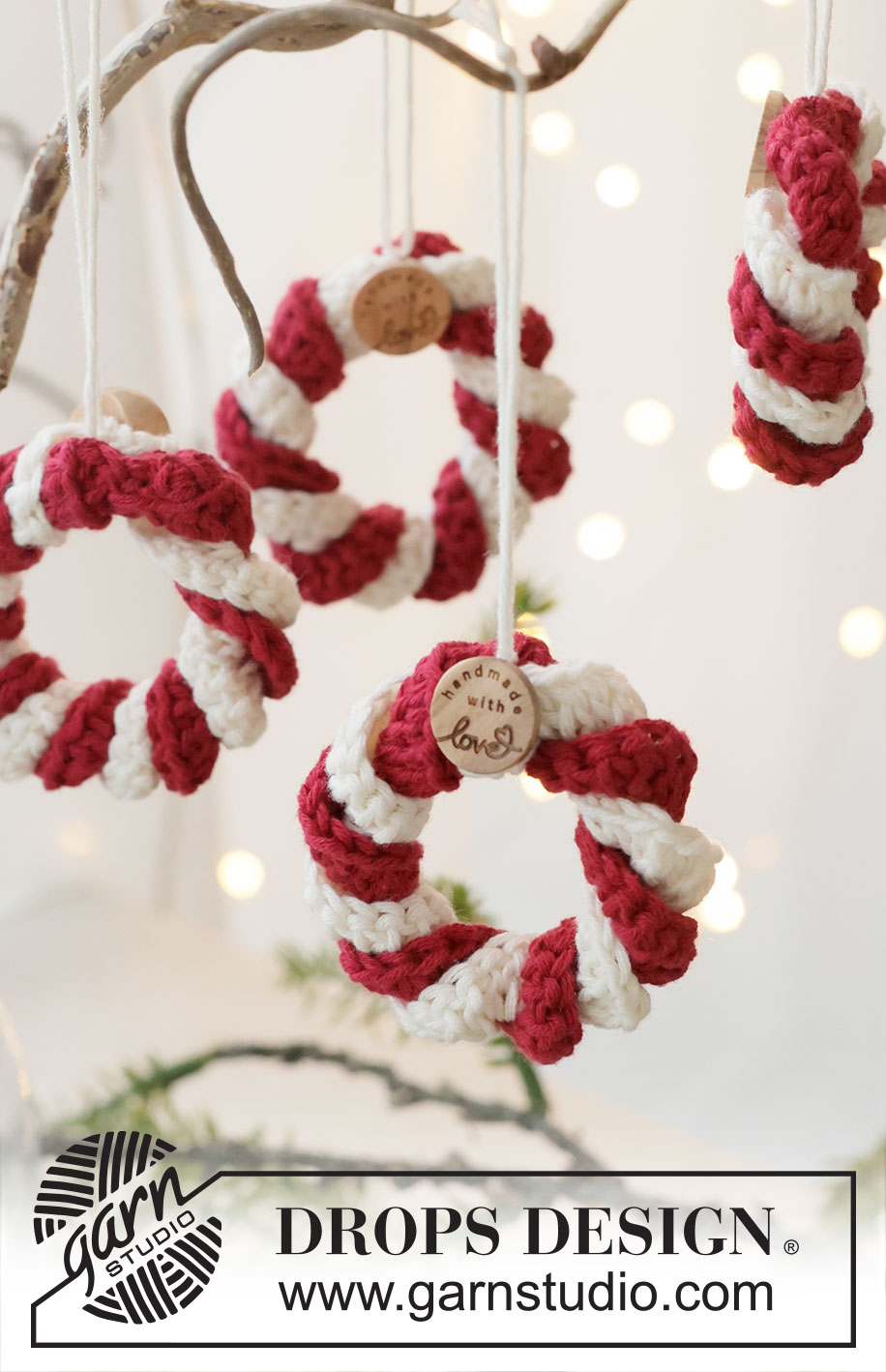 Peppermint Joy / DROPS Extra 0-1630 - Crocheted wreath in DROPS Safran. The piece is worked back and forth with treble crochets. Theme: Christmas.